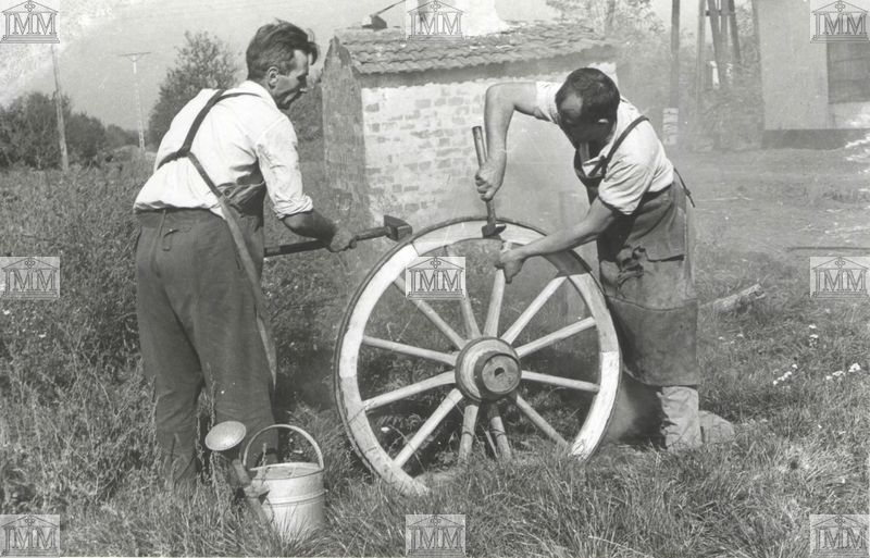 F. 6. Ráfhúzás kocsikerékre (Békés, 1968.)